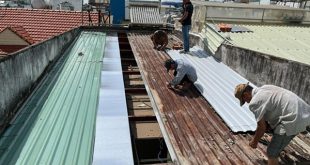 Hình ảnh thợ chống dột mái tôn chuyên nghiệp, thi công sửa dột mái nhà