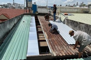 Hình ảnh thợ chống dột mái tôn chuyên nghiệp, thi công sửa dột mái nhà