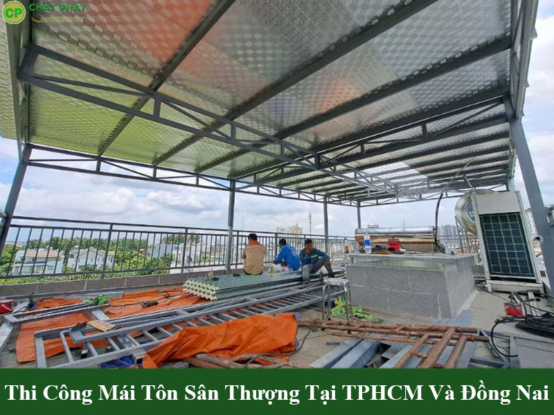 Mẫu mái tôn sân thượng thông dụng khung sắt chắc chắn
