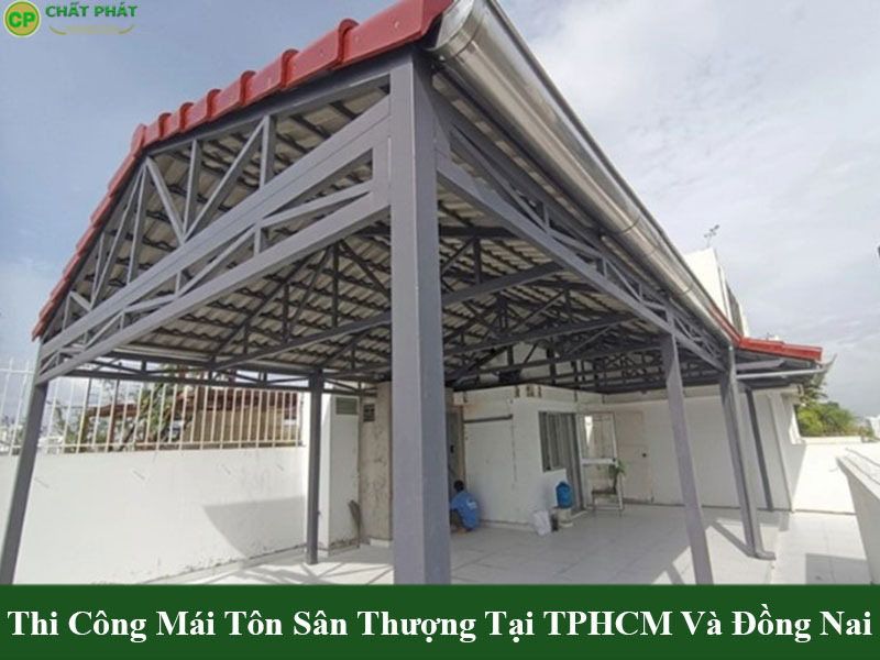 Mẫu mái tôn sân thượng đẹp không gian mở thoáng mát